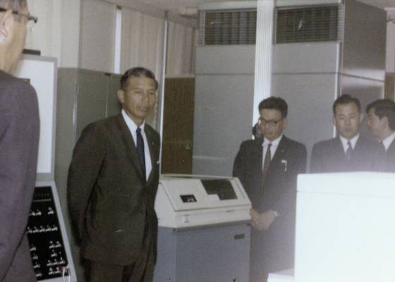 第一号コンピューターの導入式で	挨拶する山田勝男社長