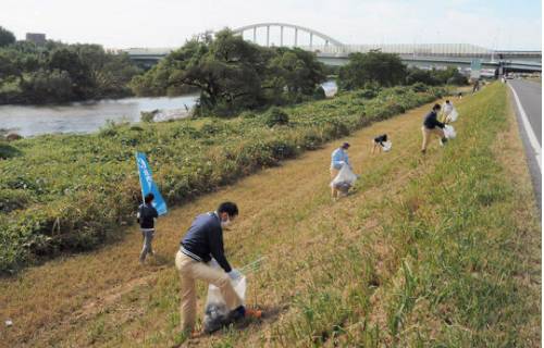 堤防法面のごみを拾う様子