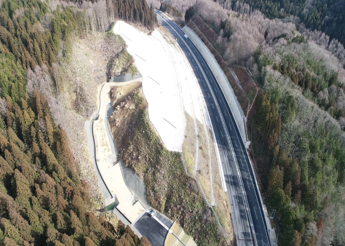 東海北陸自動車道 上小鳥地区のり面災害復旧工事イメージ