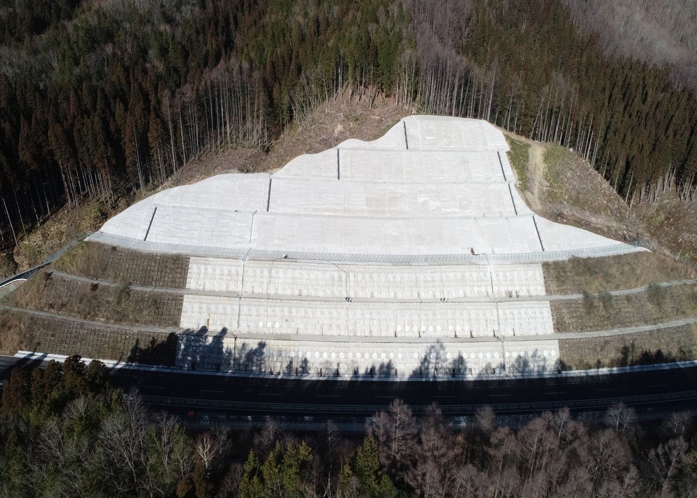 東海北陸自動車道 上小鳥地区のり面災害復旧工事イメージ